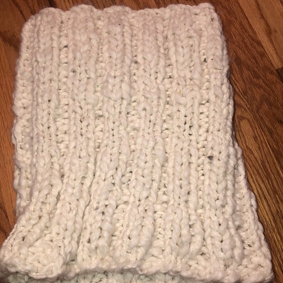 American Eagle White Infinity Scarf - Picture 5 of 5